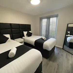 Hosted By Ryan - 2 Bedroom Apartment Liverpool