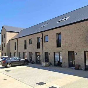 Modern 3 Bed With Free Parking And Garden Close To Center And Airport Villa Edinburgh